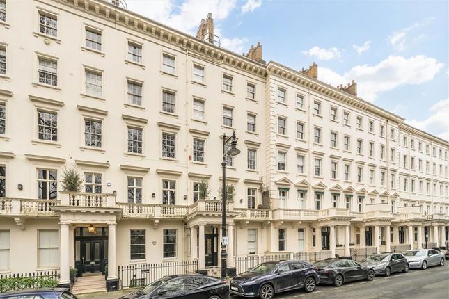 Warwick Square, London SW1V 3 bed flat for sale