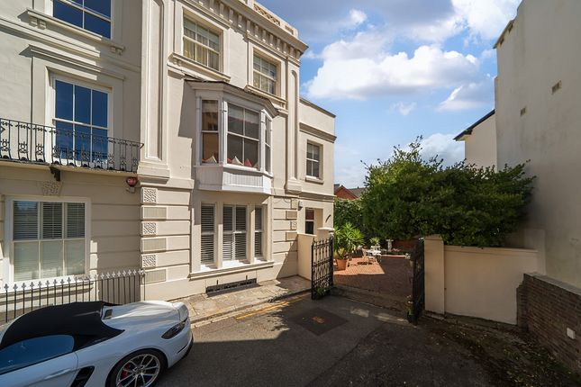 5 bedroom town house for sale