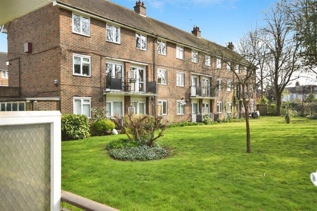 Deans Close, London 1 bed flat for sale