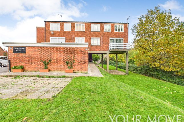 Berkeley Drive, Hornchurch RM11 2 bed flat for sale