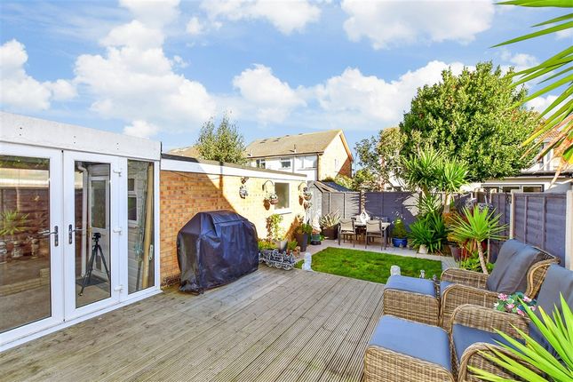 Walnut Tree Close, Hayling Island... 3 bed semi