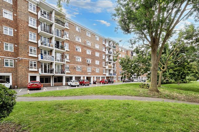 Lordship Lane, London, SE22 3 bed flat for sale