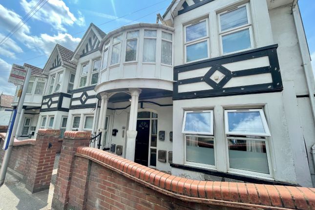 Marsh Road, Luton, Bedfordshire, LU3 2QF 2 bed apartment for sale