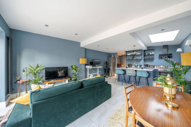 Avondale Rise, Peckham Rye, London, SE15 2 bed flat for sale