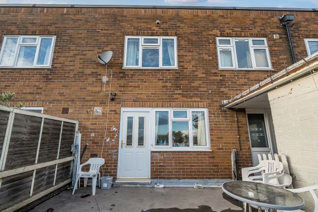 Raynel Garth, Leeds, West Yorkshire... 3 bed flat for sale
