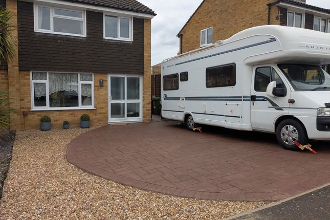 9 Milton Drive, Newport Pagnell, MK16 3 bed semi