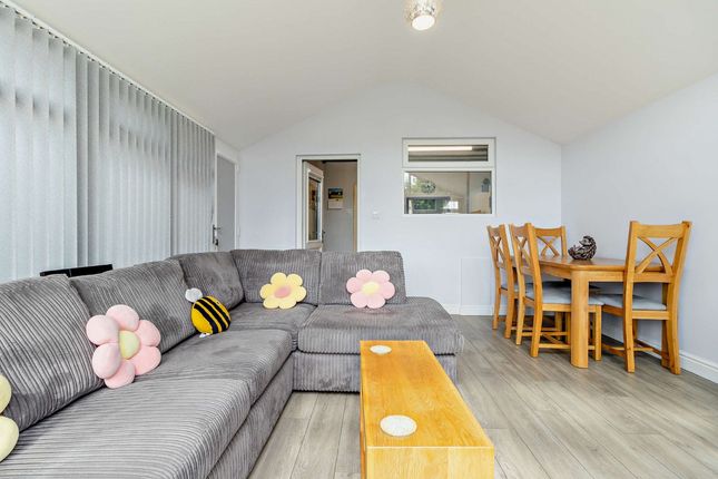 Asquith Avenue, Ealand, DN17 2 bed semi