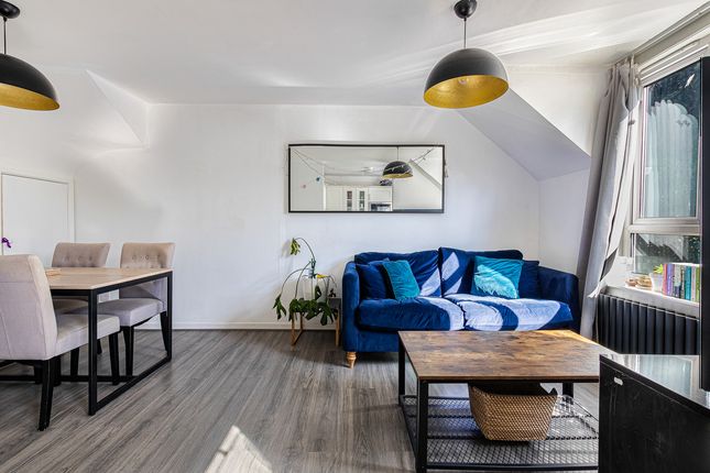 Fawcett Close, London, SW11 2 bed flat for sale