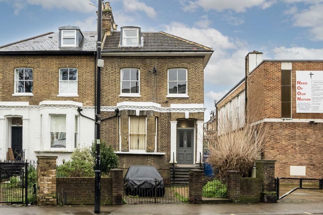 Askew Road, London W12 3 bed flat for sale