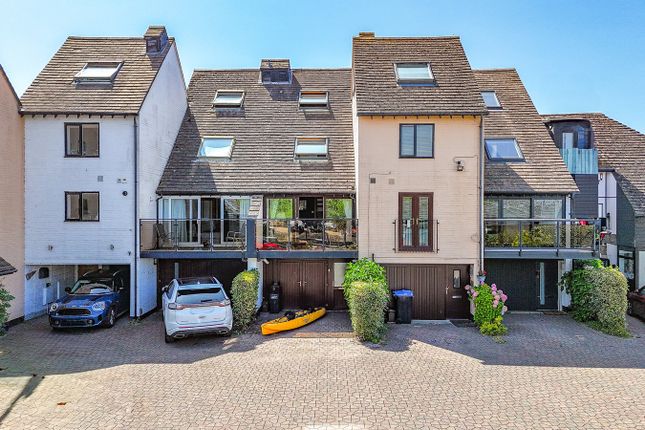 3 bedroom town house for sale