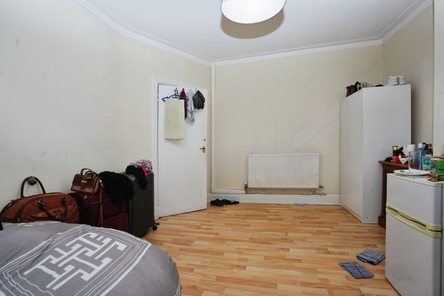 3 bedroom flat for sale