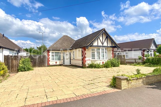 Elmroyd Avenue, Potters Bar EN6 3 bed detached bungalow for sale