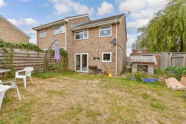 Yarborough Close, Godshill, Isle of... 3 bed semi