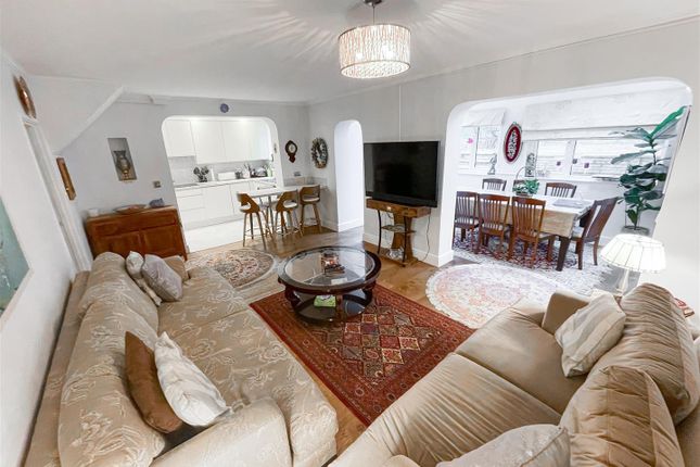 Extended 4 Bedroom House in Mill Hill 4 bed semi