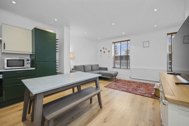 Courtview House, East Molesey, KT8 2 bed flat for sale