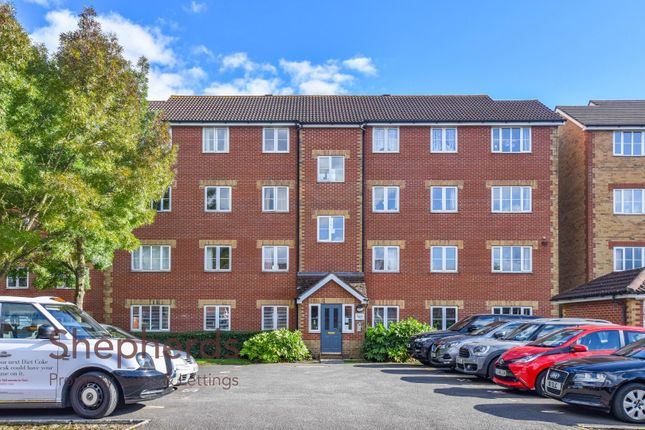 Village Close, Hoddesdon EN11 2 bed flat for sale