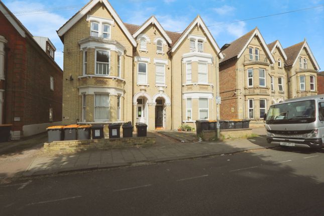 Chaucer Road, Bedford, MK40 2 bed flat for sale