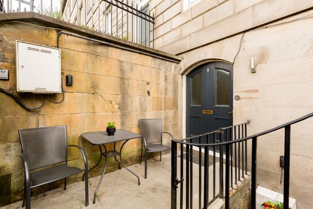 9 Leopold Place, New Town, EH7 5JW 2 bed flat for sale