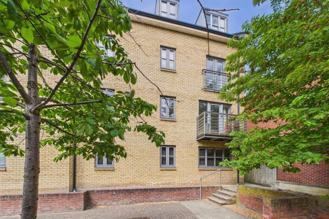 Coopers Yard, Hitchin, SG5 2 bed flat for sale