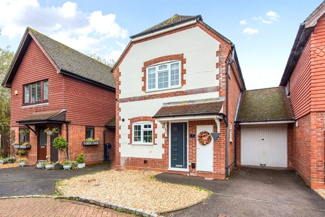Baywood Close, Hampshire GU14 3 bed link detached house for sale