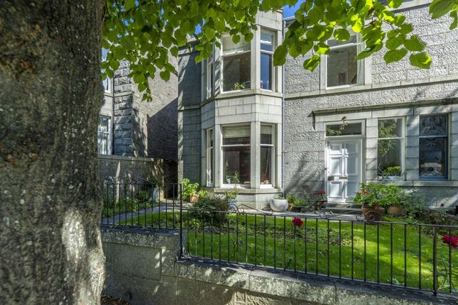 69 Forest Road, Aberdeen, AB15 6 bed semi