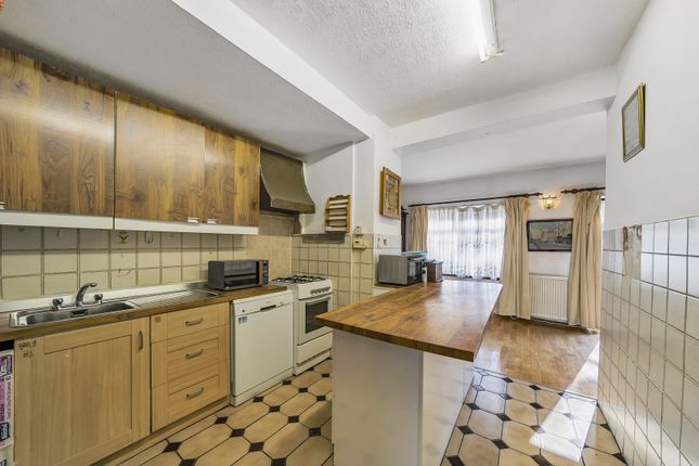 Queens Walk, KINGSBURY NW9 4 bed detached house for sale