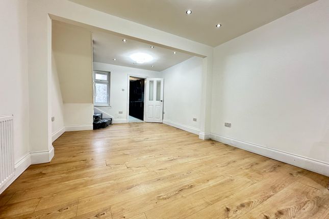 New Road, Hounslow TW3 2 bed terraced house for sale