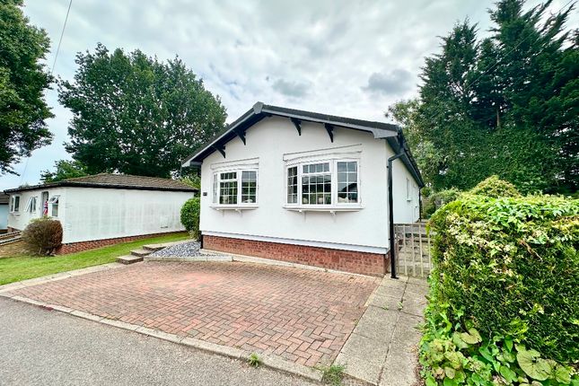 North End, Cummings Hall Lane, Romford 2 bed park home for sale