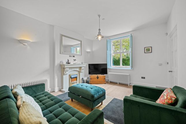 Wellesley Road, London SE18 2 bed terraced house for sale