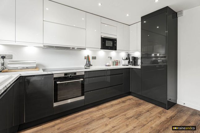 Poppy Walk, Hatfield 3 bed townhouse for sale