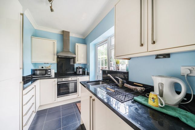 Roe Lane, London NW9 2 bed maisonette for sale