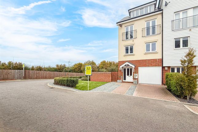 Remembrance Avenue, Burnham