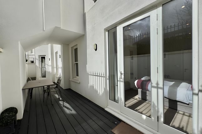 Oak Hill Road, Surbiton KT6 3 bed flat for sale
