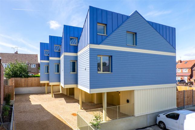 Goldsmith Mews, Chalk, Kent, DA12 2 bed end of terrace house for sale