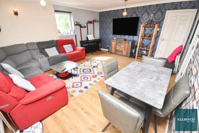Martock Gardens, Friern Barnet, N11 2 bed apartment for sale