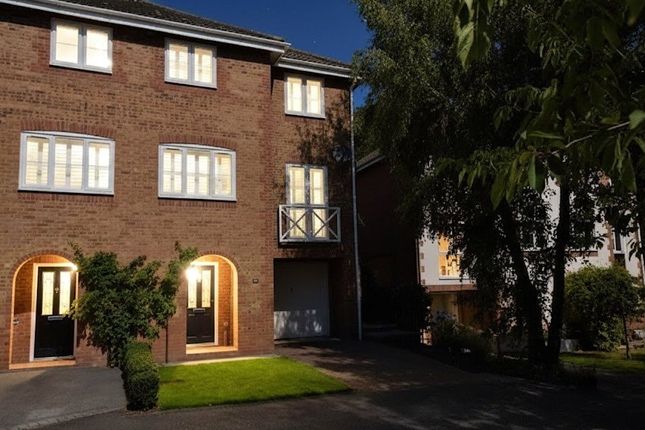 Coltsfoot Close, Reading RG7 3 bed semi