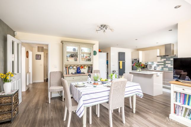 Kestrel Drive, Higham Ferrers, NN10 8LR 5 bed detached house for sale