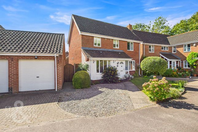Peacock Chase, Wymondham 3 bed detached house for sale