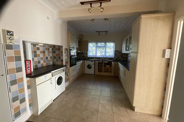 5 bed detached house