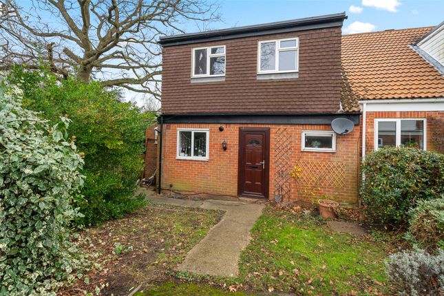 Woodies Close, Berkshire RG42 4 bed semi