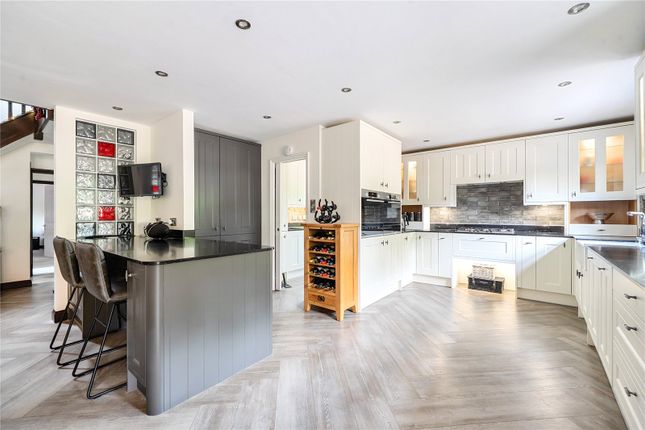 Hillside, Reading RG7 6 bed detached house for sale