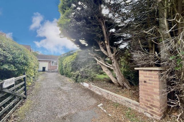 Cricket Hill, Wokingham RG40 3 bed detached bungalow for sale