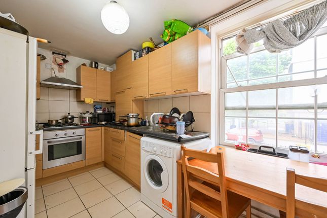 Bromley High Street, London E3 2 bed flat for sale