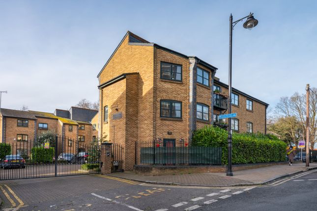 3 bed end terrace house
