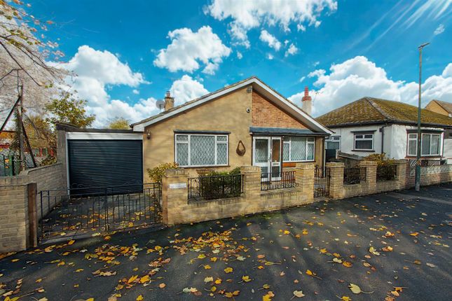 Medland Close, Wallington SM6 3 bed detached bungalow for sale