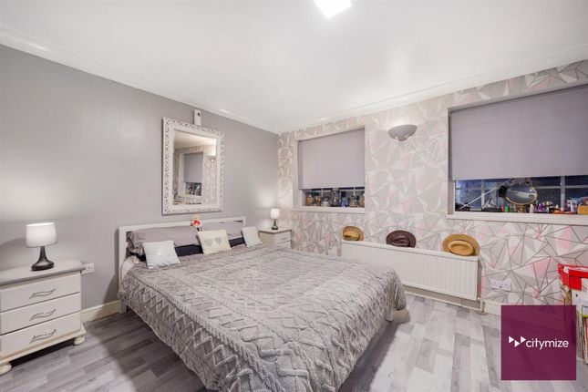 Lansbury Avenue, Romford 4 bed townhouse for sale