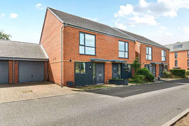 George V Avenue, Hampshire GU35 2 bed semi