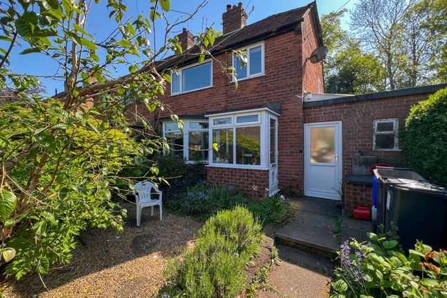 Wardle Crescent, Leek, ST13 5PW. 3 bed semi