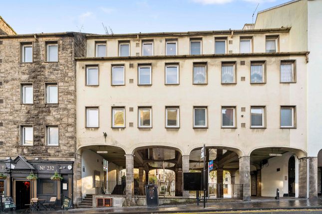 Canongate, Chessels Court, EH8 2 bed flat for sale