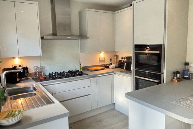 West Valley Road, Hemel Hempstead HP3 3 bed semi